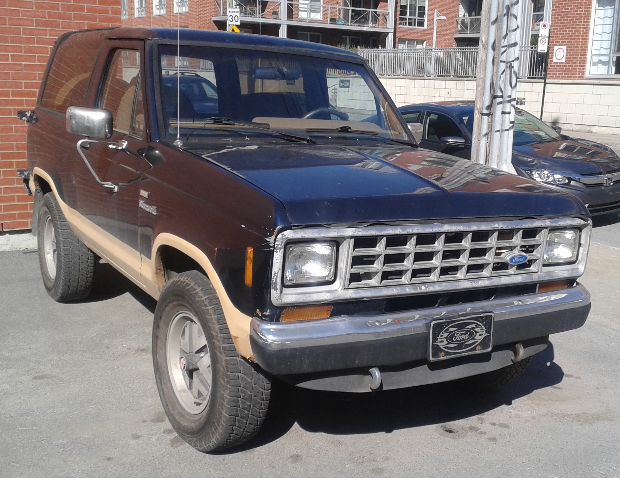 1987–1988 Ford Bronco II, pre-1989-restyle, dark red/maroon
