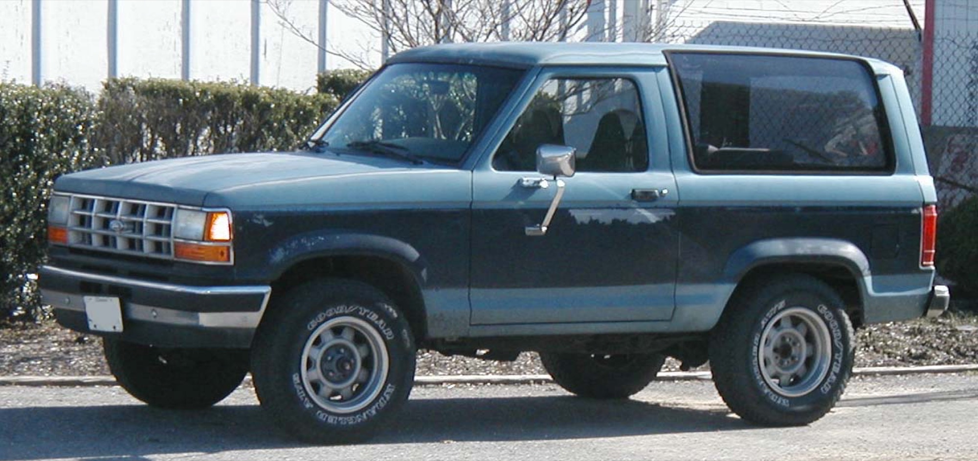 1989–1990 Ford Bronco II, post-restyle (new hood/fenders/bumper), teal/gray two-tone