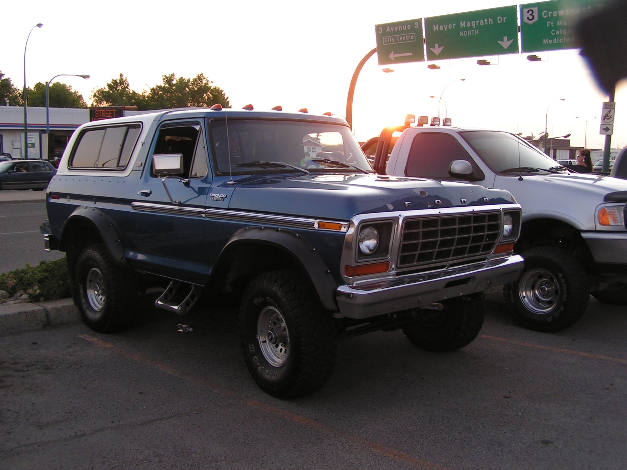 1978 Ford Bronco Custom, aftermarket wheels, street scene (Lethbridge, Canada)